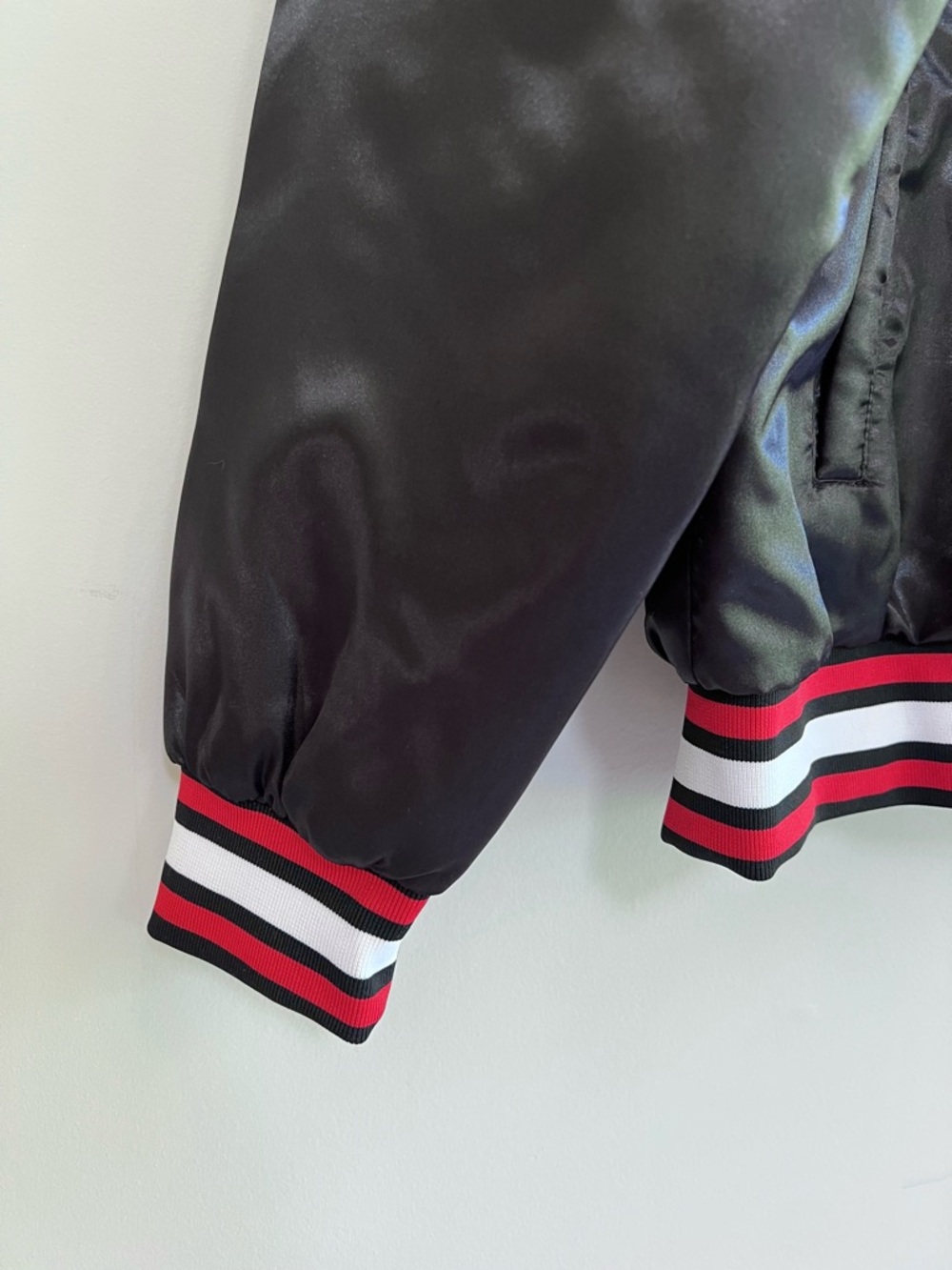 Ultra Game NWT NBA Chicago Bulls Satin Button Up Varsity Jacket, Black/Red, M - Picture 5 of 13